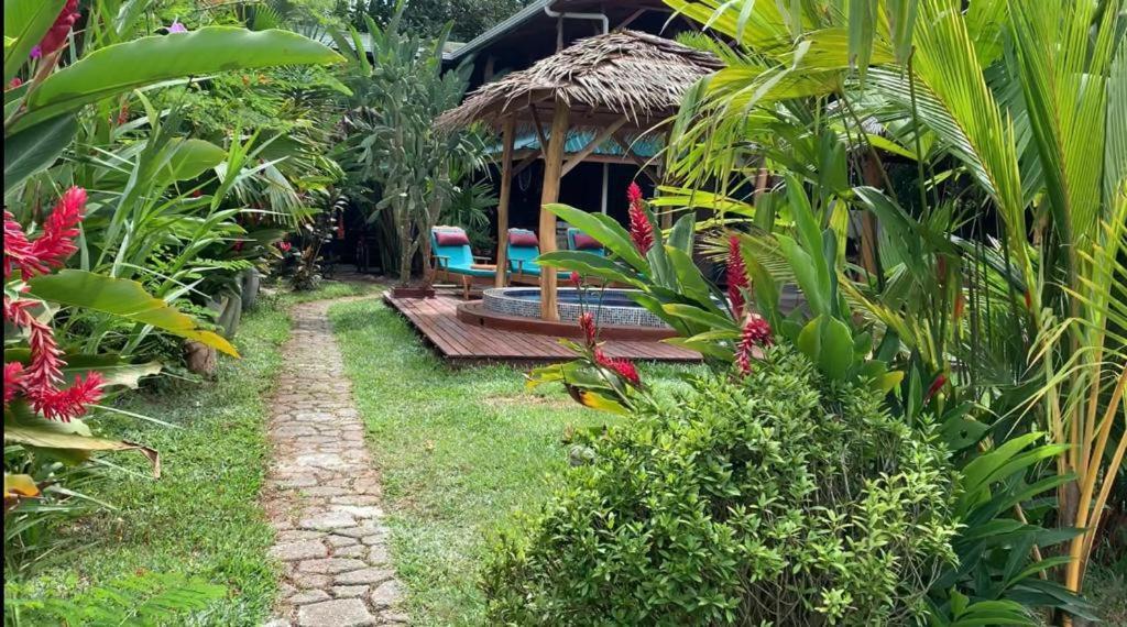 Casa Mambo Bed and Breakfast Cahuita Eksteriør billede